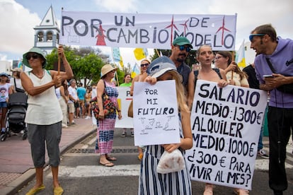 Manifestantes protestan contra el turismo de masas, este sábado en Fuerteventura. 