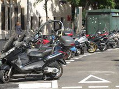 Motocicletas aparcadas en la calle