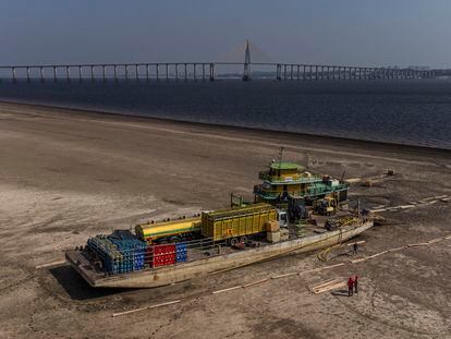 Un remolcador y un ferri que transportaba combustible, gasolina y vehículos, encallados por la fuerte sequía que azota los ríos de la cuenca del Amazonas, en el municipio de Iranduba, cerca de Manaos (Brasil).