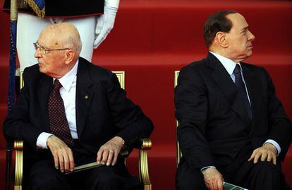 El presidente de Italia, Giorgio Napolitano (izda.) y el primer ministro de Silvio Berlusconi (dcha.) durante las celebraciones del Día de la República en Roma