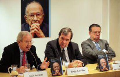 Jorge Carrillo, en el centro, junto a Raúl Morodo, a la izquierda, y Miguel Herrero de Miñón.