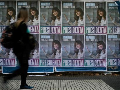 Carteles de propaganda callejera piden por la candidatura presidencial de Cristina Kirchner e invitan a participar el 25 de mayo en el homenaje a su marido, Néstor Kirchner.