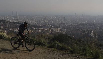 Barcelona sota una capa de contaminació, des de la Carretera de les Aigües, el 2018.