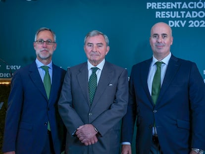 Javier cubría, director general financiero; Javier Vega de Seoane, presidente, y Fernando Campos, consejero delegado, durante el acto de presentación de resultados de la compañía del ejercicio 2023.
