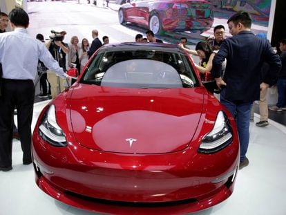 Un modelo de Tesla en la feria del automóvil de Pekín.