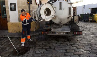 Un trabajador de Aguas de Jerez trabaja en una calle de la ciudad.