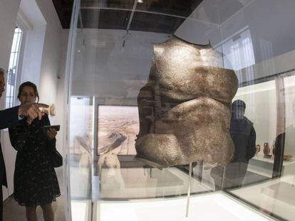 Unos visitantes obseervan parte de la exposición 'Tesoros del Museo Arqueológico de Granada'.