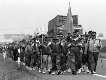 Trabajadores asturianos de Ensidesa en 'la marcha de hierro' a su paso por Valencia de Don Juan (León) en 1992.