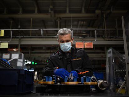 Un operador fabrica respiradores en las instalaciones de Seat en Martorell (Barcelona) el pasado abril.
