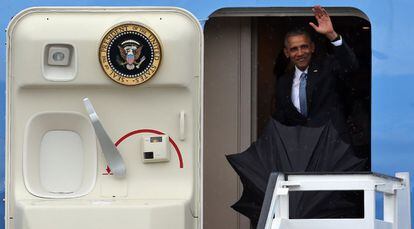 Barack Obama saluda a su llegada al aeropuerto José Martí de La Habana, el 20 de marzo.