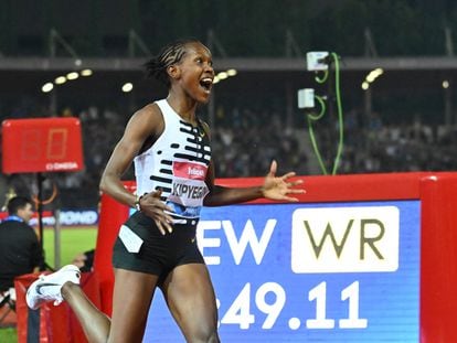 Faith Kipyegon, tras atravesar la línea de meta batir el récord del mundo.