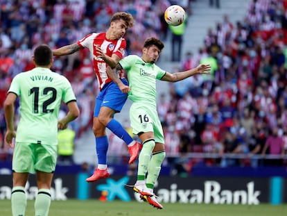 El centrocampista francés del Atlético de Madrid Antoine Griezmann, y el centrocampista del Athletic Club de Bilbao Unai Vencedor, durante el partido de la quinta jornada de Liga de Primera División este sábado en el Estadio Wanda Metropolitano en Madrid.