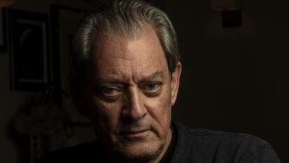El escritor Paul Auster, retratado en septiembre de 2021 en su casa de Brooklyn, en Nueva York.