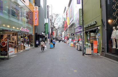 Pocos peatones en Myeongdong, una zona popular de compras en Seúl, Corea del Sur, el pasado 3 de marzo. El coronavirus ha vaciado las calles de la capital.