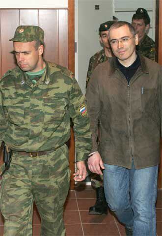 Un soldado conduce a Jodorkovski a un tribunal en Moscú.