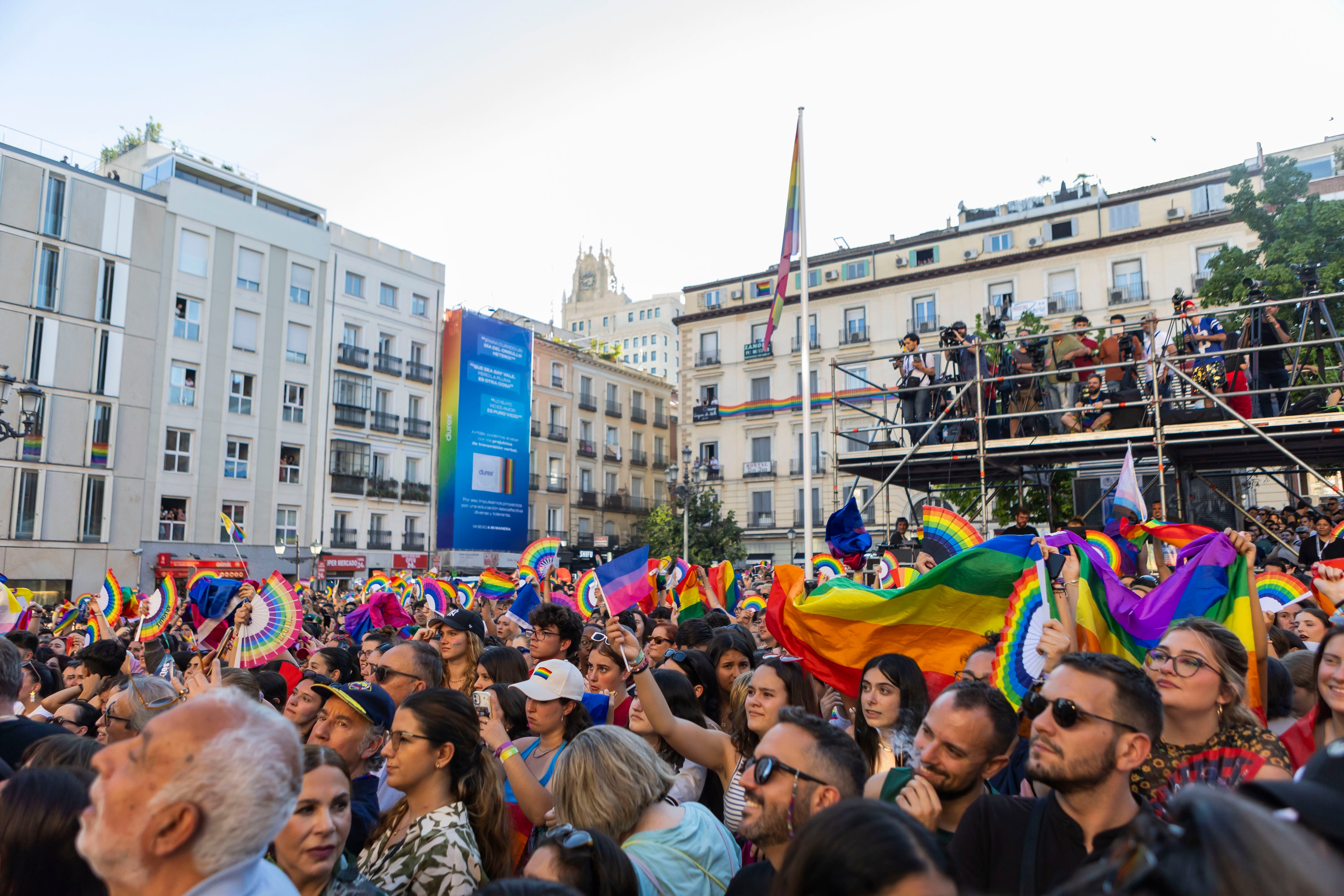El pregón del Orgullo LGTBI+ de cuatro ‘extriunfitos’ atrae a miles de personas en Madrid: “Reivindicamos libertad”