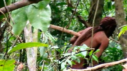 El hombre más solitario del mundo (en la foto, de 2011), que pasó la mitad de su vida completamente solo en la selva amazónica.