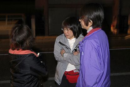Tres personas, en una calle de Ishinomaki, en la prefectura de Iwate, tras el seísmo.