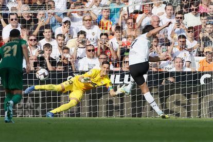 Cavani engaña a Edgar Badía para marcar de penalti su primer gol con la camiseta del Valencia.