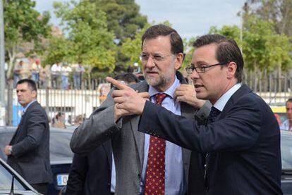 Mariano Rajoy (izquierda), durante su visita a Lorca.