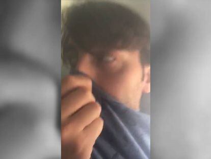 Uno de los pasajeros del vuelo de British Airways se tapa la nariz para evitar respirar el humo de la cabina. En vídeo, imágenes del interior del avión y de la posterior evacuación.