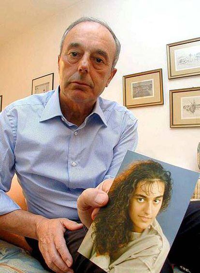 Beppino Englaro sujeta una foto de su hija Eluana en 2002.