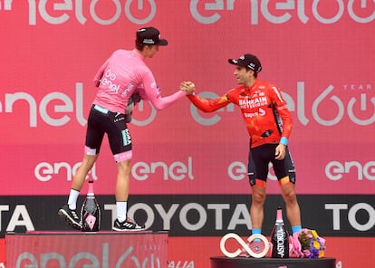 Landa, a la derecha, felicita a Hindley en el podio.