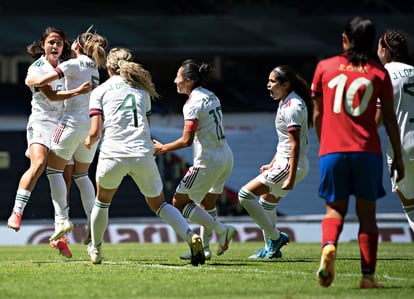 Rebeca Bernal es felicitada por sus compañeras tras el primer gol contra Costa Rica.