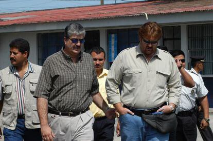 Sperisen (d), junto al entonces ministro del Interior, Carlos Vielman, en la cárcel de Pavón