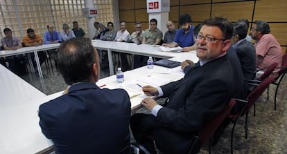Ximo Puig, durante la reunión con representantes del sector audiovisual.