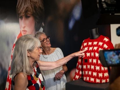 Sally Muir y Joanna Osborne, diseñadoras del suéter rojo de ovejas de Diana de Gales, en la sede de Sotheby's de Nueva York, el 7 de septiembre de 2023.