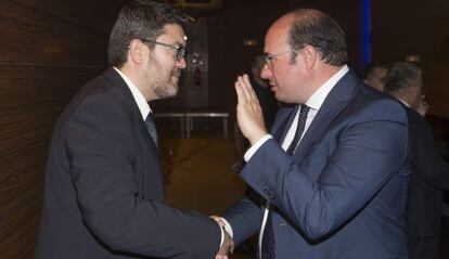 Miguel S&aacute;nchez, candidato de Ciudadanos, saluda a Pedro Antonio S&aacute;nchez, el del PP.