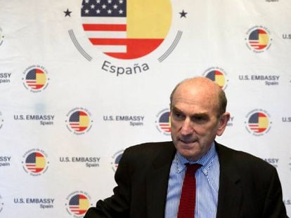 Elliott Abrams en una conferencia de prensa en la Embajada de EE UU en Madrid.