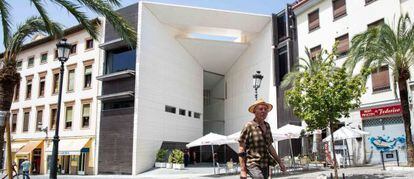Fachada del nuevo centro García Lorca, inaugurado en pleno casco histórico de Granada.