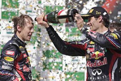 Mark Webber ducha en champán a su compañero y campeón del mundo Sebastian Vettel.