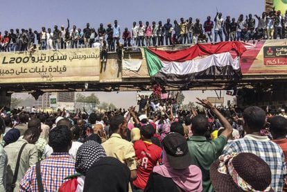 Manifestantes cerca de los cuarteles militares de Jartum, este martes. 