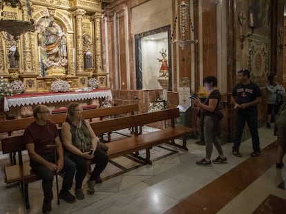 La Hermandad de La Macarena ha instalado bancos sobre las tumbas de Gonzalo Queipo de Llano y su mujer, en su basílica de Sevilla.