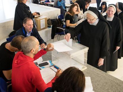 Tres monjas, se disponen a votar en un colegio del centro de Santiago de Compostela.