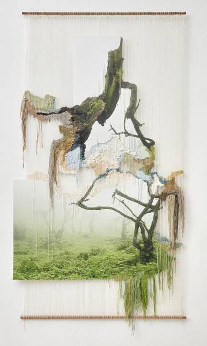 'Torcer' (2018), de Ana Teresa Barboza, en la galería Wu, en la sección de Perú. Tejido en telar con hilos de algodón teñido con tintes naturales, bordado sobre fotografía digital en papel de algodón. |