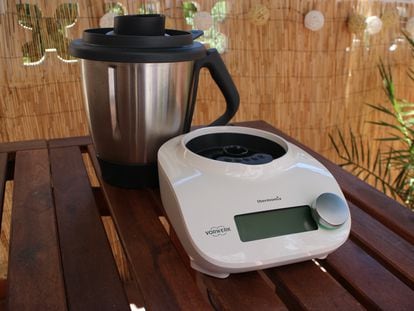 Thermomix Friend, junto a su vaso correspondiente