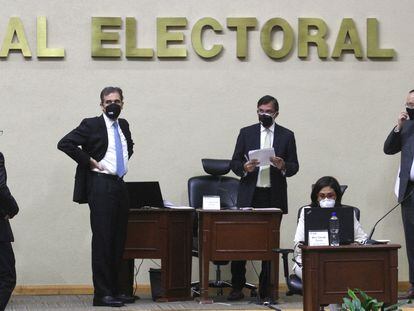 Receso de una sesión extraordinaria del consejo general del INE. A la izquierda, el presidente del organismo, Lorenzo Córdova.