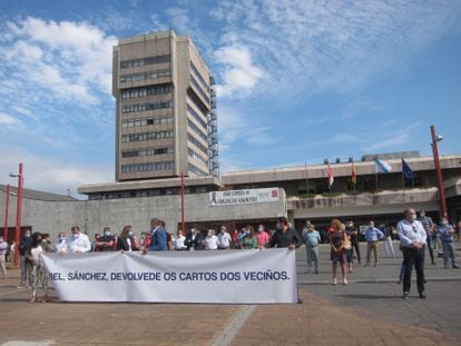 Cargos políticos del PP en Galicia se concentran ante el Ayuntamiento de Vigo para rechazar el acuerdo de la FEMP y el Gobierno sobre los remanentes.