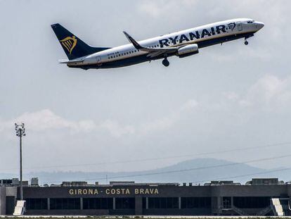 Un avión de Ryanair despega del aeropuerto de Girona.