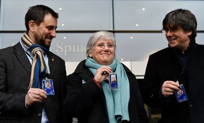 Clara Ponsatí posa junto a su credencial de eurodiputada en compañía de Toni Comín y Carles Puigdemont, en Bruselas, el 5 de febrero.