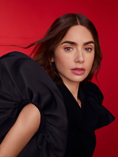 Lily Collins debutó en el cine interpretando a la hija de Sandra Bullock en 'Un sueño posible' (2009). Lleva vestido de volantes de Alexander McQueen.