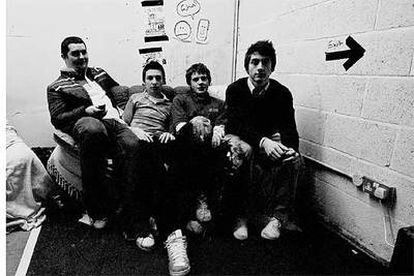 Foto de promoción de Arctic Monkeys, un grupo que triunfó gracias a su lanzamiento en Internet.