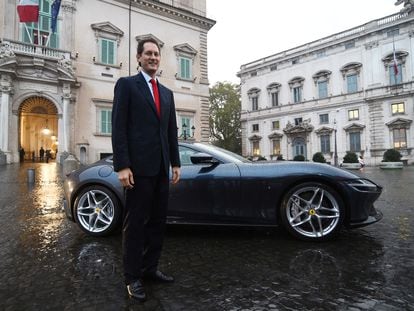 John Elkann, nuevo responsable de Ferrari tras la dimisión de Luis Camilleri, posa junto a un Ferrari en Roma en noviembre de 2019.
