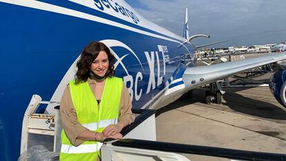 Isabel Díaz Ayuso recibe en el aeropuerto de Barajas un avión con material sanitario, en abril de 2020 en Madrid.