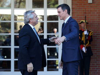 El presidente de Argentina, Alberto Fernández (izquierda), saluda a su homólogo español, Pedro Sánchez, este martes en La Moncloa.