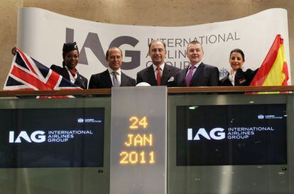 El presidente de Iberia y desde ahora de IAG, Antonio Vázquez, y el consejero delegado de la nueva compañía y BA, Willie Walsh, en la apertura de la jornada de su estreno.